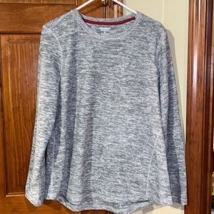Woman’s grey light weight crew
